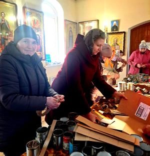 Окопні свічки для ЗСУ виготовляють парафіяни Свято-Петропавлівського храму с. Рея Окопні свічки для ЗСУ виготовляють парафіяни Свято-Петропавлівського храму с. Рея