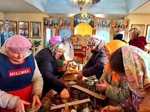 Окопні свічки для ЗСУ виготовляють парафіяни Свято-Петропавлівського храму с. Рея Окопні свічки для ЗСУ виготовляють парафіяни Свято-Петропавлівського храму с. Рея