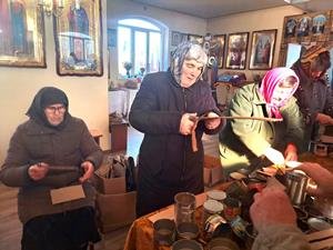 Окопні свічки для ЗСУ виготовляють парафіяни Свято-Петропавлівського храму с. Рея Окопні свічки для ЗСУ виготовляють парафіяни Свято-Петропавлівського храму с. Рея