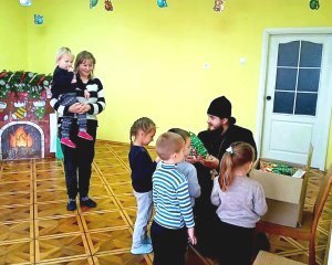 У день Святого Миколая священник привітав дошкільнят с. Реї У день Святого Миколая священник привітав дошкільнят с. Реї