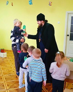 У день Святого Миколая священник привітав дошкільнят с. Реї У день Святого Миколая священник привітав дошкільнят с. Реї