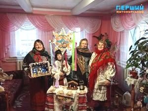 Різдвяні колядки у селі Хажині: парафіяни Свято-Михайлівського храму зібрали кошти для шпиталю ветеранів війни