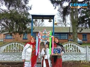 Різдвяні колядки у селі Хажині: парафіяни Свято-Михайлівського храму зібрали кошти для шпиталю ветеранів війни Різдвяні колядки у селі Хажині: парафіяни Свято-Михайлівського храму зібрали кошти для шпиталю ветеранів війни